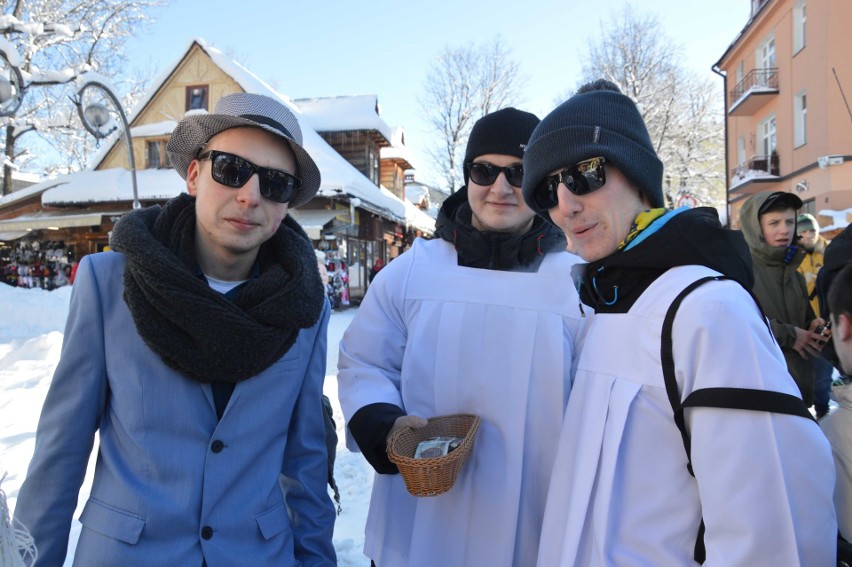 Zakopane. Kilkuset maturzystów zatańczyło poloneza na Krupówkach [ZDJĘCIA]