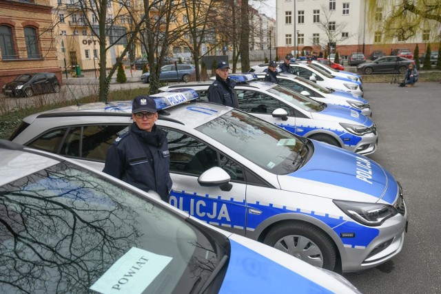 Wielkopolska policja rekrutuje i kusi zarobkami.