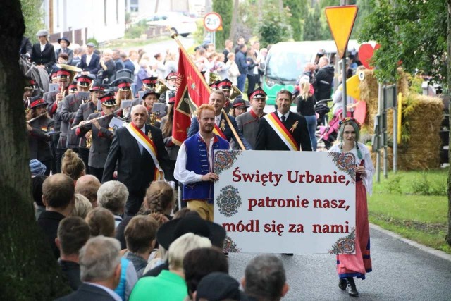 Korowód dożynkowy na czele z pocztami sztandarowymi i orkiestrą.