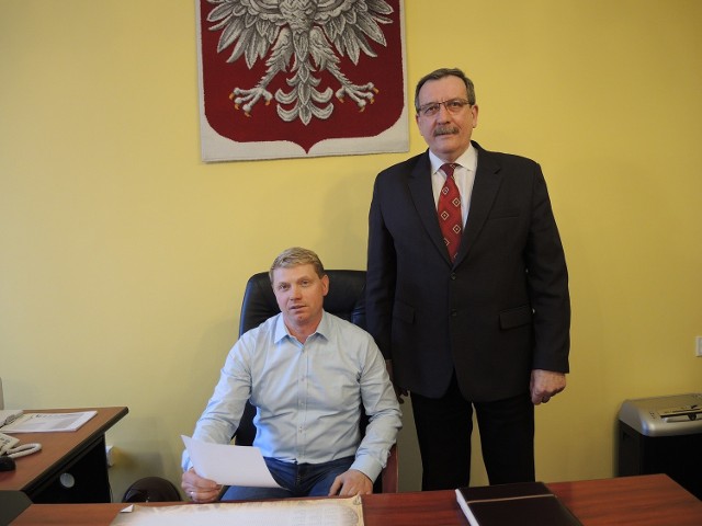 Mariusz Spalik (z lewej) przez jeden dzień rządził gminą Miastko. Z prawej Roman Ramion.