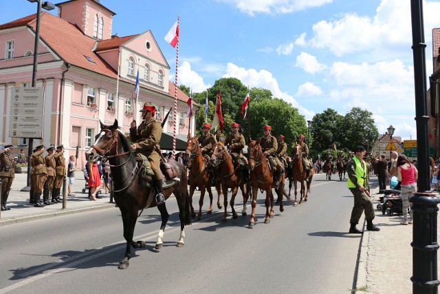 Defilada wojskowa odbyła się przed ratuszem.