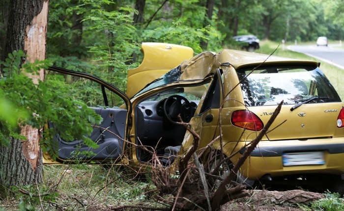 Matiz uderzył w drzewo pod Zieloną Górą (zdjęcia)