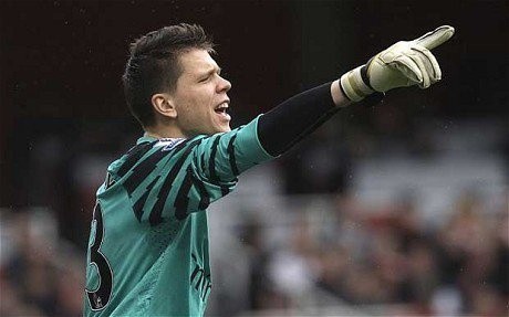 Wojciech Szczęsny to od kilkunastu tygodni najpewniejszy punkt coraz słabszego Arsenalu. Czy kierunek, który pokazuje Polak to Barcelona?