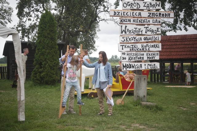 Dziecięca Zagroda w Swołowie to druga edycja letnich spotkań edukacyjno-artystycznych skierowanych do najmłodszych odbiorców zwiedzających muzeum. Dzieci w każdą niedzielę lipca i sierpnia spotykają się w Zagrodzie Muzealnej. W trakcie dziewięciu wakacyjnych niedziel przybliżone zostaną dzieciom wybrane zagadnienia dotyczące życia codziennego na dawnej oraz współczesnej wsi. Prezentacji treści etnograficznych służyć będą przygotowane warsztaty artystyczne oraz gry i zabawy dydaktyczne, których prowadzenia podjęli się aktorzy, pedagodzy oraz etnografowie. Zajęcia są darmowe. Zapraszamy do obejrzenia zdjęć z niedzielnego spotkania.