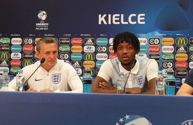 Trener Anglii Adrian Boothroyd i Nathaniel Chalobah na konferencji prasowej przed meczem z Polską. 