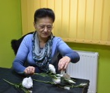 Maria Szymborska z Chrostkowa potrafi ze wstążki i bibuły zrobić przepiękne ozdoby [zdjęcia]