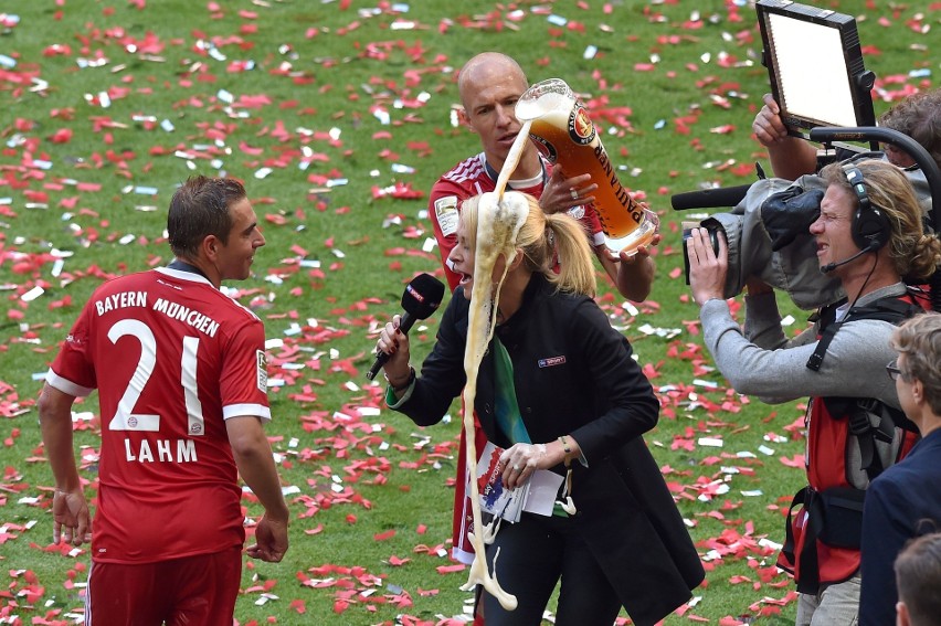 Arjen Robben oblał piwem reporterkę