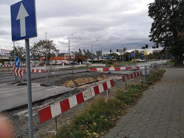 W sobotę 5 października skrzyżowania ulic Poznańskiej i Długiej zostanie zamknięte dla ruchu. Kierowcy pojadą objazdem przez ulicę Łęczycką. Prace zostaną wykonane w ramach budowy "tramwaju na Popowice".Zobaczcie co się zmieni, jak pojadą kierowcy, a jak komunikacja miejska.