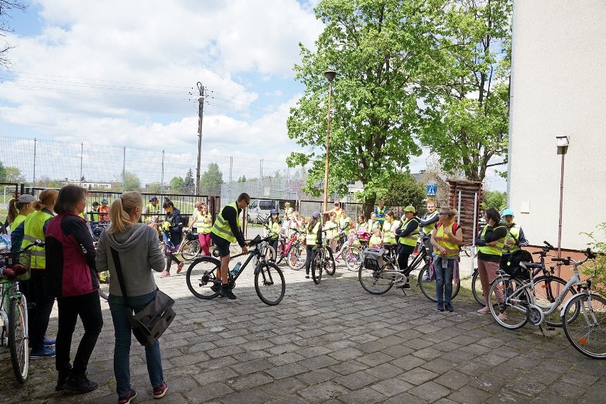 IV rodzinny rajd rowerowy w gminie Gniewoszów. Uczestnicy odwiedzili miejsca pamięci