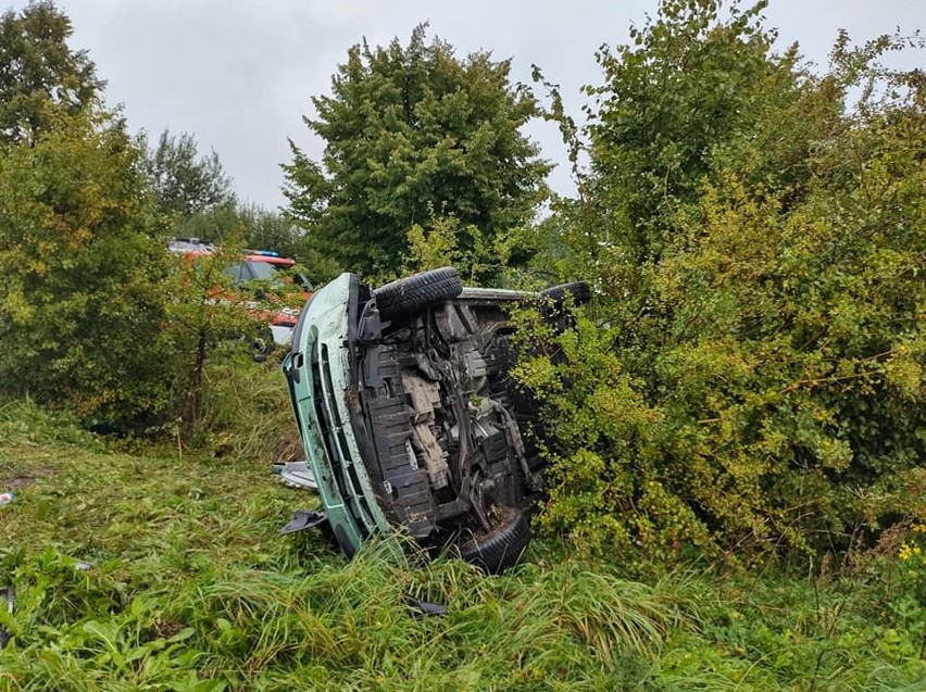 Wypadek w gminie Wierzbica. Trzy kobiety uwięzione w samochodzie, kierująca była pijana!