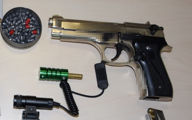 Broń i amunicja znalezione u mieszkańca gminy Zielonki, który ostrzelał zaparkowany samochód