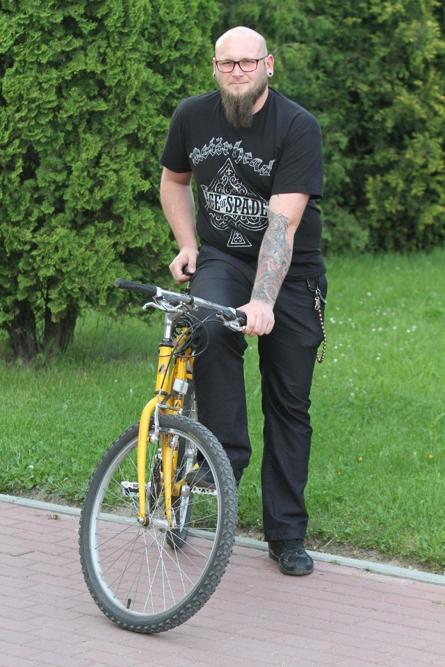 W sezonie wakacyjnym Radosław Winiarski do pracy jeździ na rowerze.