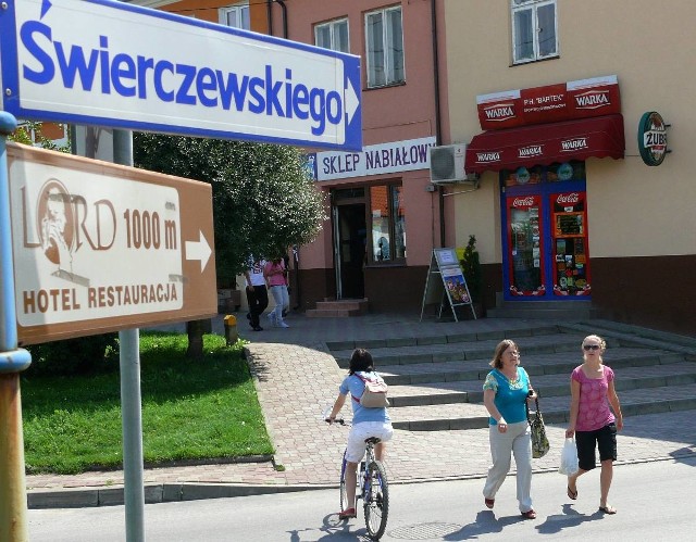 Komunistyczne pozostałości w Staszowie widać w postaci nazw ulic. Z rynku możemy trafić na ulicę Karola Świerczewskiego, sowieckiego generała, uczestnika rewolucji bolszewickiej i wojny z Polską w 1920 roku.