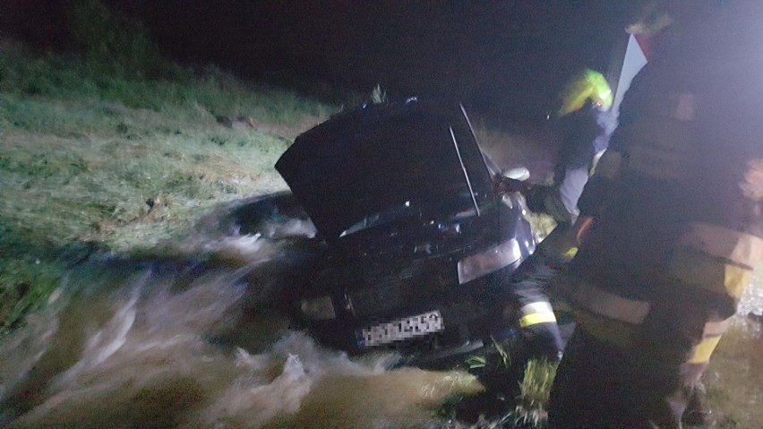 Strażacy wyciągali samochód z rowu.