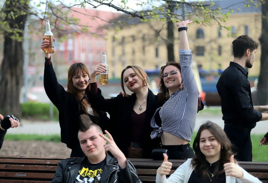 Wrocławscy maturzyści odebrali dyplomy. Popołudnie i wieczór...