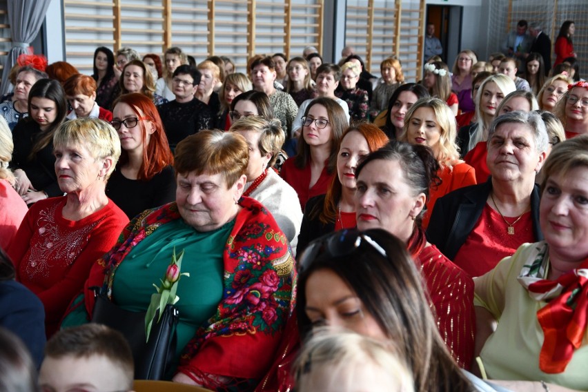 Wyjątkowy Dzień Kobiet w gminie Bieliny. Swoje święto celebrowały setki pań. Były kwiaty, występy, upominki i słodki poczęstunek