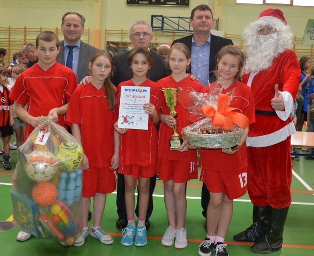 Przedstawiciele zwycięskiej drużyny z wiceburmistrzem Końskich Krzysztofem Jasińskim, dyrektorem Zespołu Szkół w Stadnickiej Woli i naczelnikiem Wydziału Promocji UMiG w Końskich.