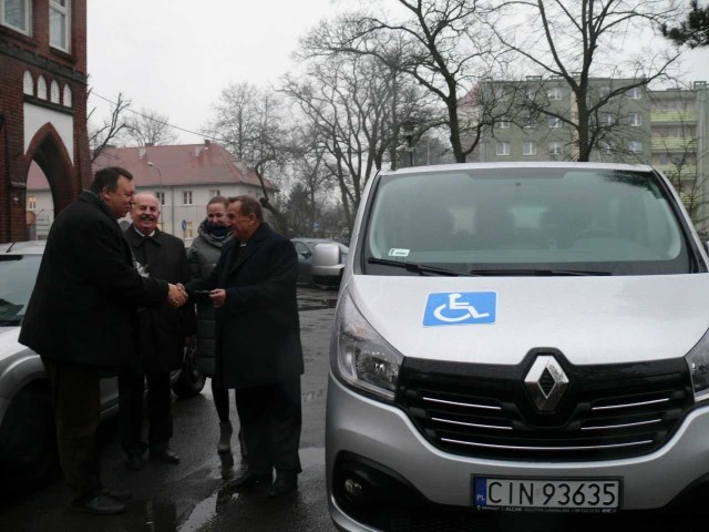 Z rąk starosty inowrocławskiego Tadeusza Majewskiego kluczyki odebrał dyrektor DPS-u w Ludzisku Dariusz Cybulski