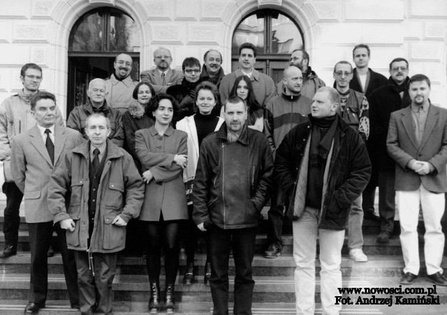 Załoga "Nowości" w prawie pełnym składzie na schodach redakcji przy ul. Mickiewicza pod koniec lat 90. XX wieku. 