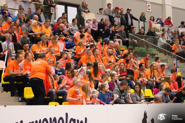 Jelcz-Laskowice żyje futsalem. W weekend kolejny mecz w roli gospodarza rozegrał Acana Orzeł Futsal Jelcz-Laskowice. Tym razem pokonał 6:3 Red Devils Chojnice. Swoich pupili dopingowała praktycznie cała hala. Takiej frekwencji może drużynie Orła pozazdrościć niejeden wrocławski klub. BYŁEŚ NA MECZU? OBEJRZYJ ZDJĘCIA! (do kolejnych fotografii można przejść za pomocą strzałek)