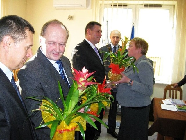 Od lewej z kwiatami: radny Andrzej Popis, wójt Andrzej Przygoda i radny Janusz Adamus.