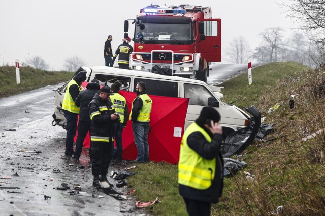 26.03.2016 werynia k kolbuszowej woj. podkarpackie 3 osoby zginely w wypadku do jakiego doszlo w wyniku zderzenia busa z tirem. busem podrozowali pilkarze wolczanki wolka pelkinska, jechali na mecz fot krzysztof łokaj / ppg