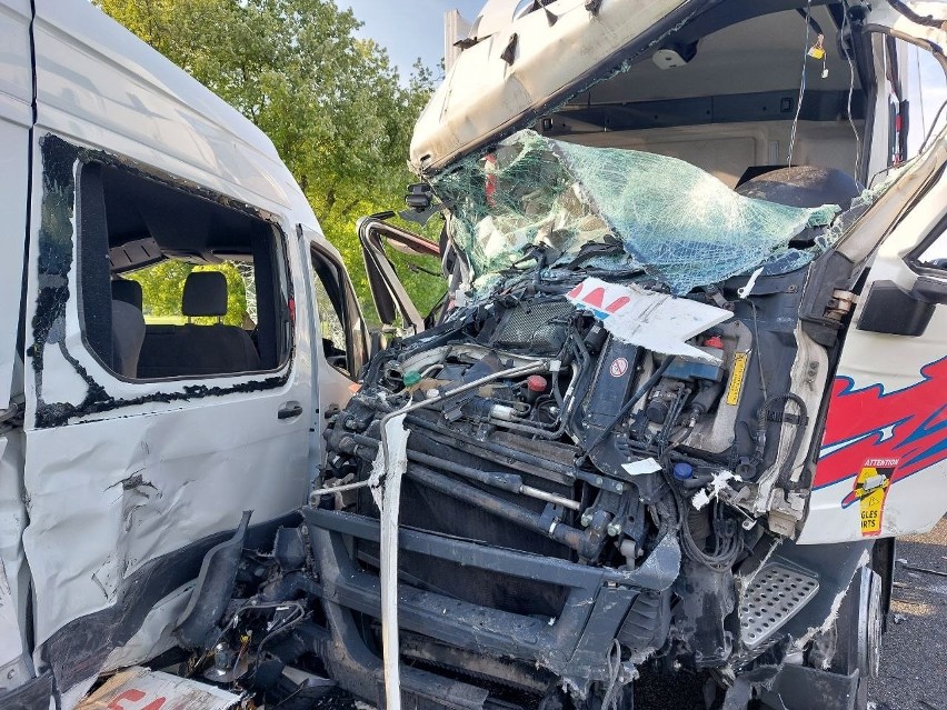 Karambol na S8. W Niegowie zderzyło się sześć aut. Ważny apel strażaków. Przeczytajcie. 7.06.2022