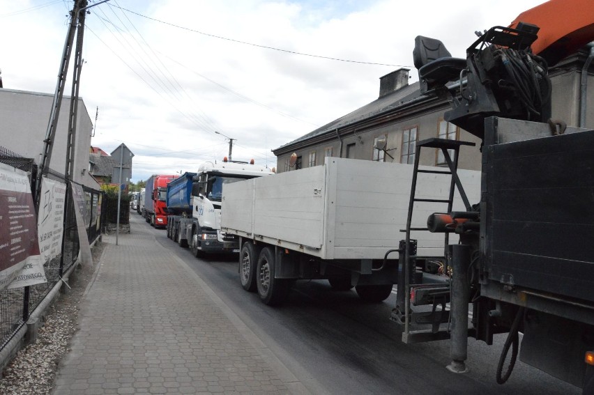 Sznury samochodów ciężarowych na ulicach Opatowa. Przetarg na obwodnicę w 2021 roku [ZDJĘCIA] 