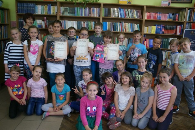 Najbardziej „rozczytana”  klasa  w bądkowskiej Szkole Podstawowej to III b.  Na zdjęciu z wychowawczynią Małgorzatą Urbańską.