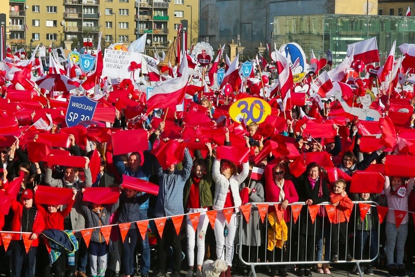 Radosna Parada Niepodległości przeszła przez Wrocław [ZDJĘCIA]