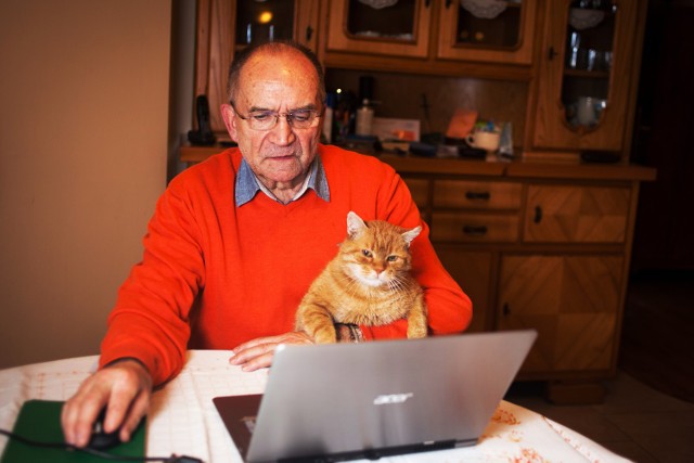 Józef Lassota mieszka w Pychowicach. Z ludźmi, którym pomaga i pięknym kotem