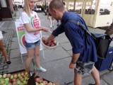 Jedz jabłka na złość Putinowi: Rozdawali owoce na Starym Mieście [ZDJĘCIA]