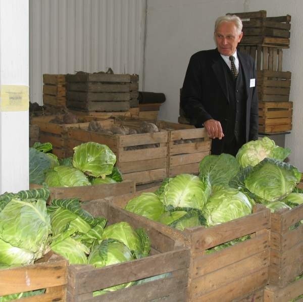 Z pomocy Banku Żywności w Tarnobrzegu, co miesiąc korzysta 26 tysięcy osób z pięciu powiatów. Liczba potrzebujących jest znacznie większa. Na zdjęciu Czesław Łuszczki, prezes banku przy ofiarowanej przez rolników kapuście.