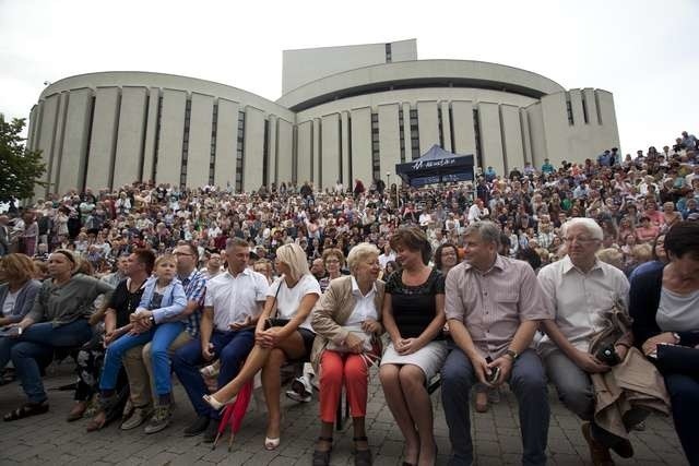 Bez względu na to, kto ją organizuje, bydgoszczanie tłumnie ciągną nad rzekę Muzyki...