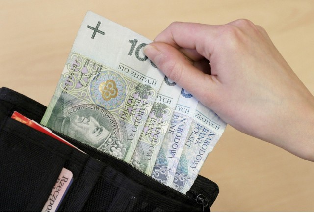 72-latka znalazła portfel z dokumentami oraz pieniędzmi i zaniosła go na komendę