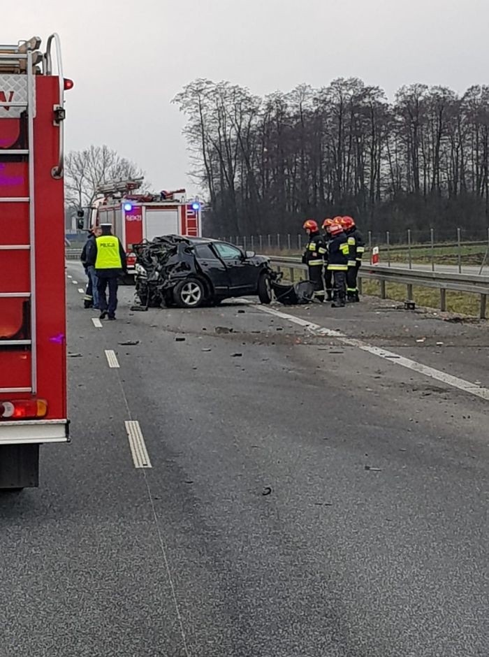 Wypadek na S14 pod Pabianicami. Tir uderzył w stojącego nissana!