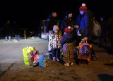 Dramat rodzin ukraińskich na granicy w Medyce. Mężowie odprowadzają żony i dzieci. Starsi ludzie zostają na Ukrainie [ZDJĘCIA, WIDEO]