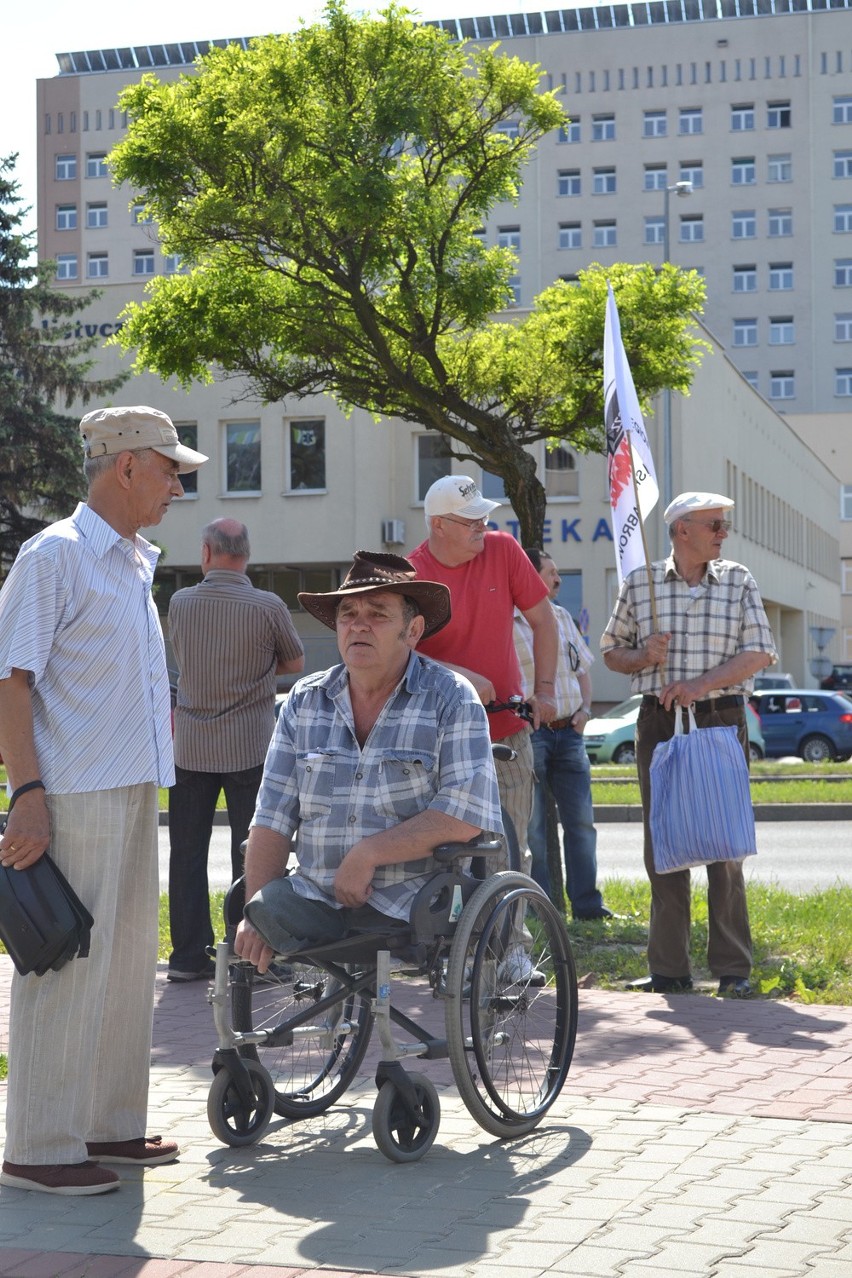 Pikieta emerytów pod JSW. Chodzi o deputat węglowy [ZDJĘCIA]