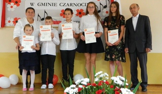 V Jubileuszowy Przegląd Pieśni i Piosenki Patriotycznej w Czarnocinie - najlepsi otrzymali nagrody.