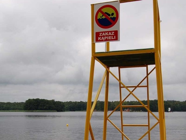 będzie na plaży wojskowej obowiązywał jeszcze przynajmniej do soboty, gdy poznamy wyniki kolejnych badań. 