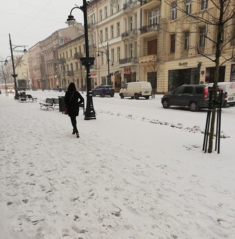 Ulica Piotrkowska zasypana śniegiem.