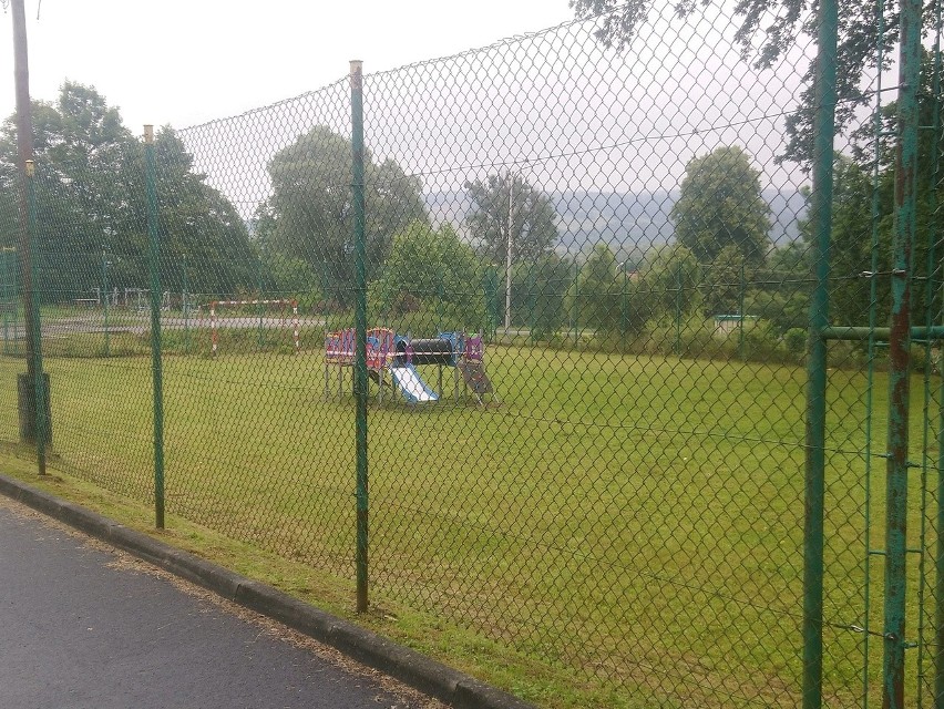 W Krzemiennej plac zabaw powstał na środku boiska piłkarskiego. To "perła inwestycyjna" w powiecie brzozowskim [ZDJĘCIA]