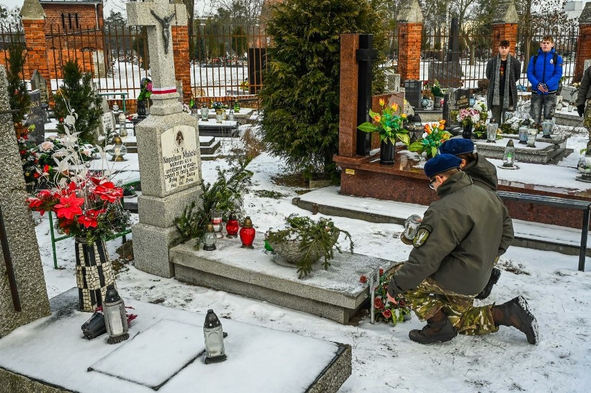 Apel pamięci z salwą honorową na Cmentarzu Nowofarnym w Bydgoszczy. Tak bydgoscy kadeci uczcili pamięć powstańca