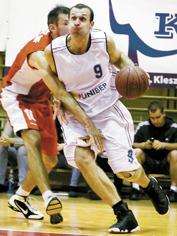 Łukasz Kuczyński (z piłką) jest wyróżniającym się koszykarzem nie tylko Tura Bielsk Podlaski, ale i całej grupy C II ligi