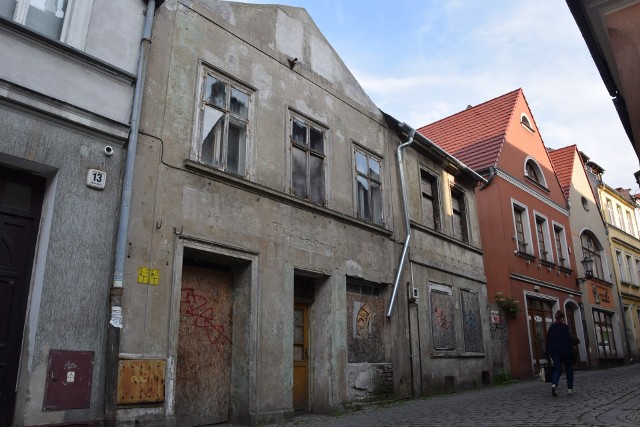 Nawet w centrum Zielonej Góry nie brakuje starych, zapomnianych budynków, które straszą. Zabite okna, sypiący się tynk i dziurawe dachy to w takich obiektach widok codzienny. Radni podejmują interwencje, miasto kieruje sprawy do odpowiednich instytucji. Tylko, czy da się w ogóle z takimi obiektami coś zrobić?