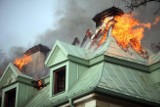 Wciąż trwa akcja gaszenia pożaru Pałacu Odrowążów w Chlewiskach