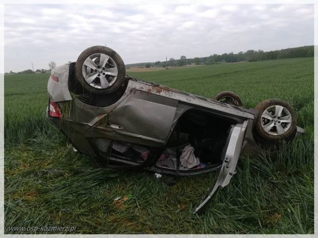 Do groźnego wypadku doszło w niedzielę rano w miejscowości Bytyń pod Szamotułami. Dachowała tam skoda fabia, którą jechało pięć osób. Cztery z nich zostały przewiezione do szpitala.Kolejne zdjęcie --->