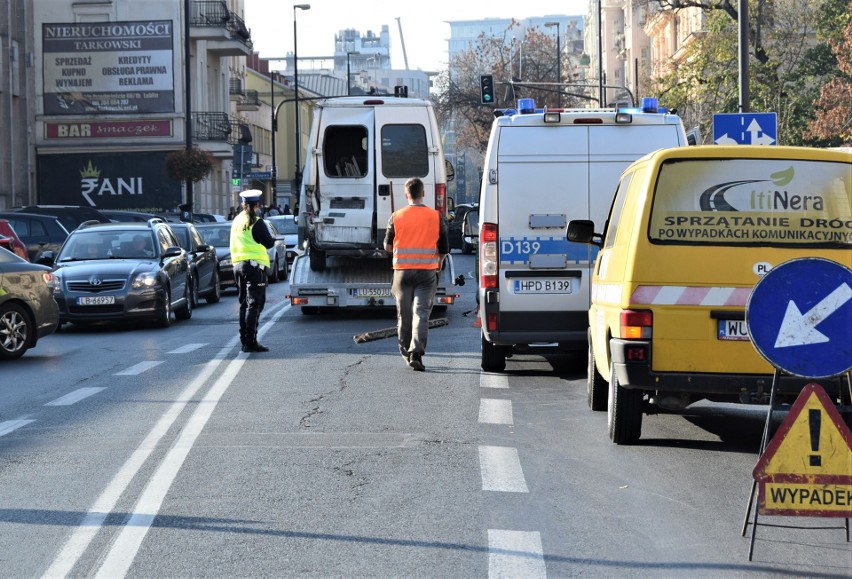 Zderzenie autobusu z samochodem na Krakowskim Przedmieściu w Lublinie. Zobacz zdjęcia!