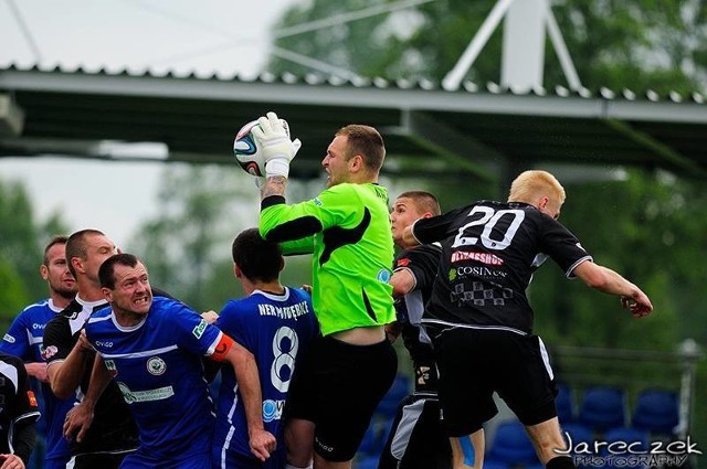 Łódzki Klub Sportowy zrewanżował się poddębiczanom za porażki w rundzie jesiennej i pokonał ich na obiekcie w Byczynie po golu Aleksandra Ślęzaka.