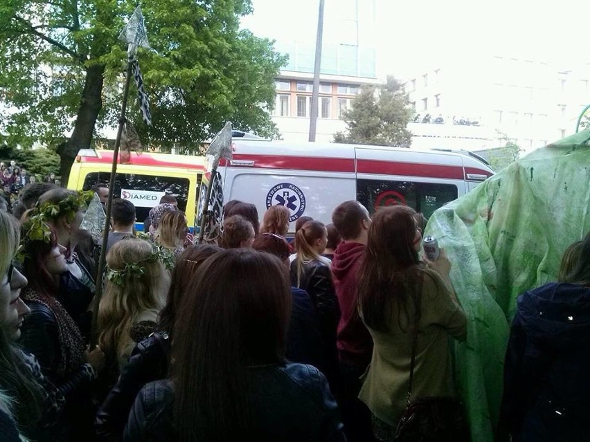Korowód studencki w Lublinie. Studentka spadła z platformy 